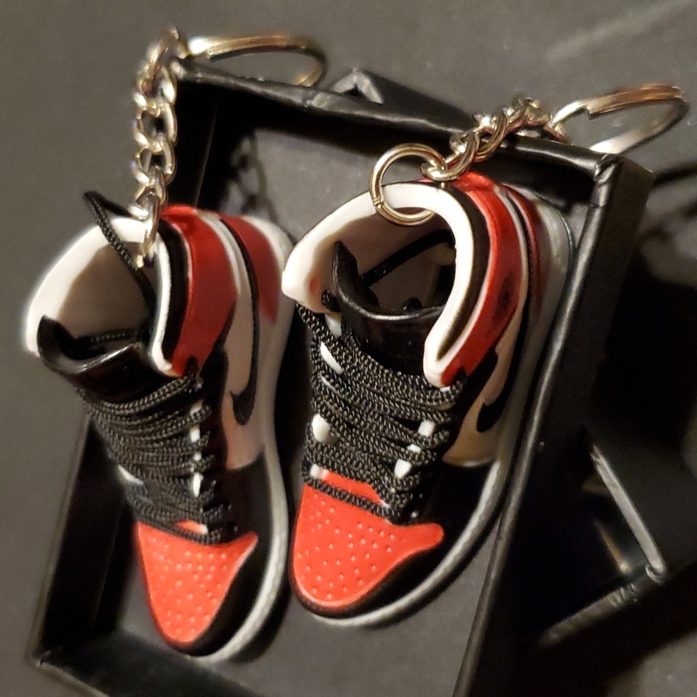 Custom Nike Shoe Keychains set of 2 shoes. (1 pair.) ❤️🖤 - Picture 12 of 16